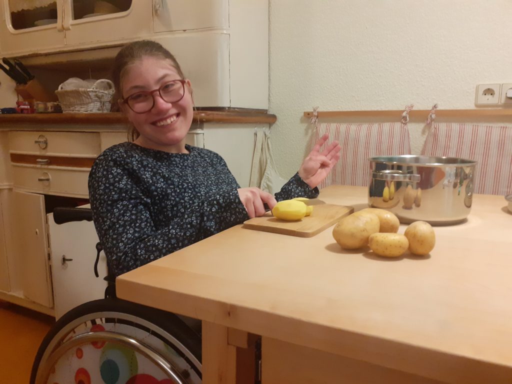 Mädchen im Rollstuhl beim kochen