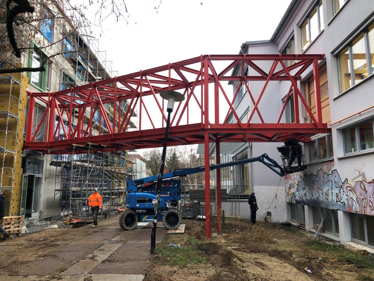 Brücke über Gehweg