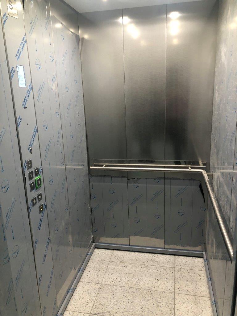 Fahrstuhl innen ohne Spiegel mit Schutzfolie